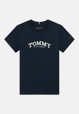 Temno modra kratka majica z dolgimi rokavi z napisom "TOMMY HILFIGER" spredaj in majhno zastavico blagovne znamke na desnem rokavu.