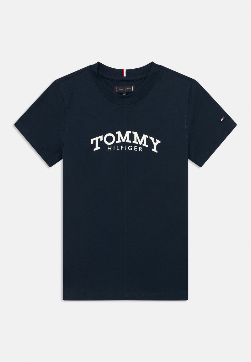 Camiseta de manga curta azul-marinho com o texto "TOMMY HILFIGER" na parte da frente e uma pequena bandeira da marca na manga direita.