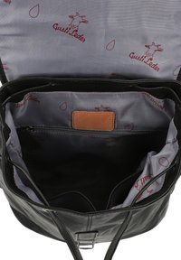 Bolso de mano de cuero negro que cuenta con un interior espacioso con un forro gris, bolsillo con cremallera y un patrón de marca Gusti Leder.