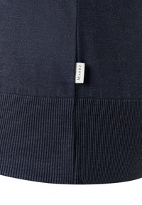 Marineblauer, gestrickter Pullover mit geripptem Saum. Verfügt über ein kleines weißes Etikett an der Seite mit dem Markennamen "Maerz". Weiche Textur, figurbetontes Design.
