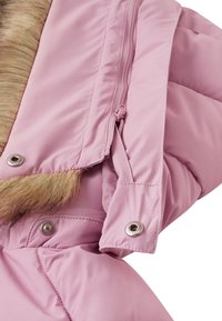 Giacca puffer rosa con colletto in pelliccia sintetica, dotata di zip e bottoni a pressione. Materiale morbido e liscio con design trapuntato e finitura lucida.