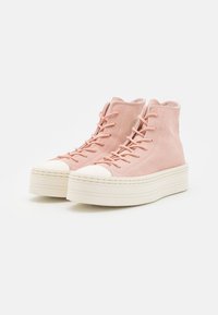 Rosa mockaskinn höga sneakers med vit gummitå och tjock plattformssula, samt tonad snörning. Utsmyckade med stygn detaljer.