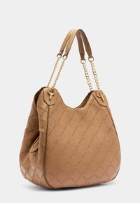 Sac à main en cuir tan avec un motif de losanges matelassé, présentant des anses en chaîne dorée et en cuir, et une ouverture supérieure pour un accès facile.