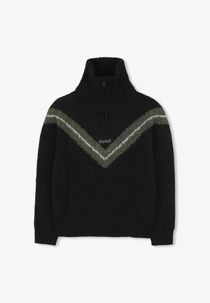 Schwarzer Strickpullover mit hohem Rippkragen, halbem Reißverschluss, Chevron-Streifen in Grau und Hellblau sowie dem mittig unter dem Kragen platzierten "HUGO"-Logo.