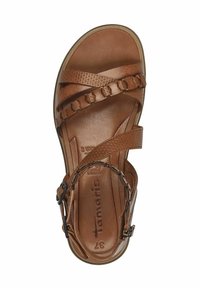 Hnědé kožené sandály s kříženými pásky, pletenými detaily a hladkým povrchem. Viditelný nastavovací přezka a polstrovaná stélka.