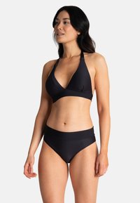 Ensemble bikini noir composé d'un haut à col halter avec des bonnets triangulaires et d'un bas taille haute. Tissu lisse et extensible avec des coutures minimales.