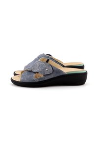 Sandali in suede blu e grigio con punta aperta, cinturini regolabili e suole nere; presentano un' elegante decorazione a farfalla in rilievo sulla parte superiore.