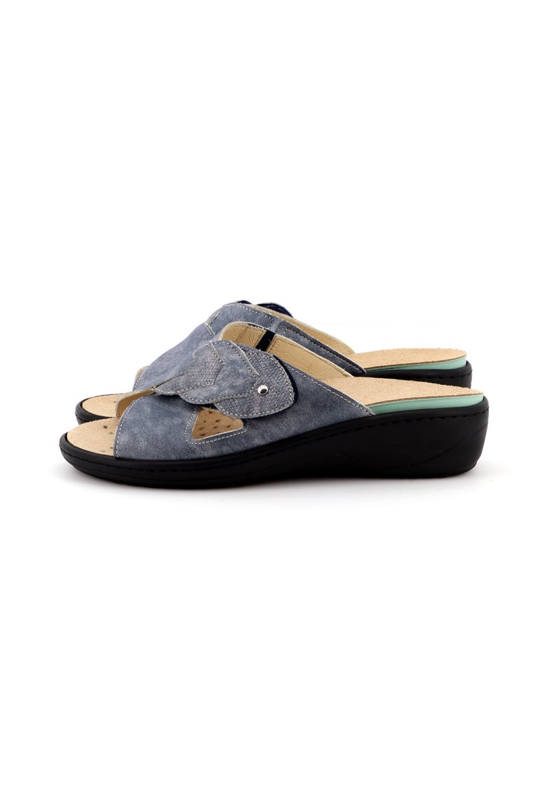 Sandali in suede blu e grigio con punta aperta, cinturini regolabili e suole nere; presentano un' elegante decorazione a farfalla in rilievo sulla parte superiore.