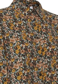 Květinová košile s tmavým pozadím a velkými květinovými vzory v žluté, hnědé a modré barvě. Design s knoflíky a límečkem.