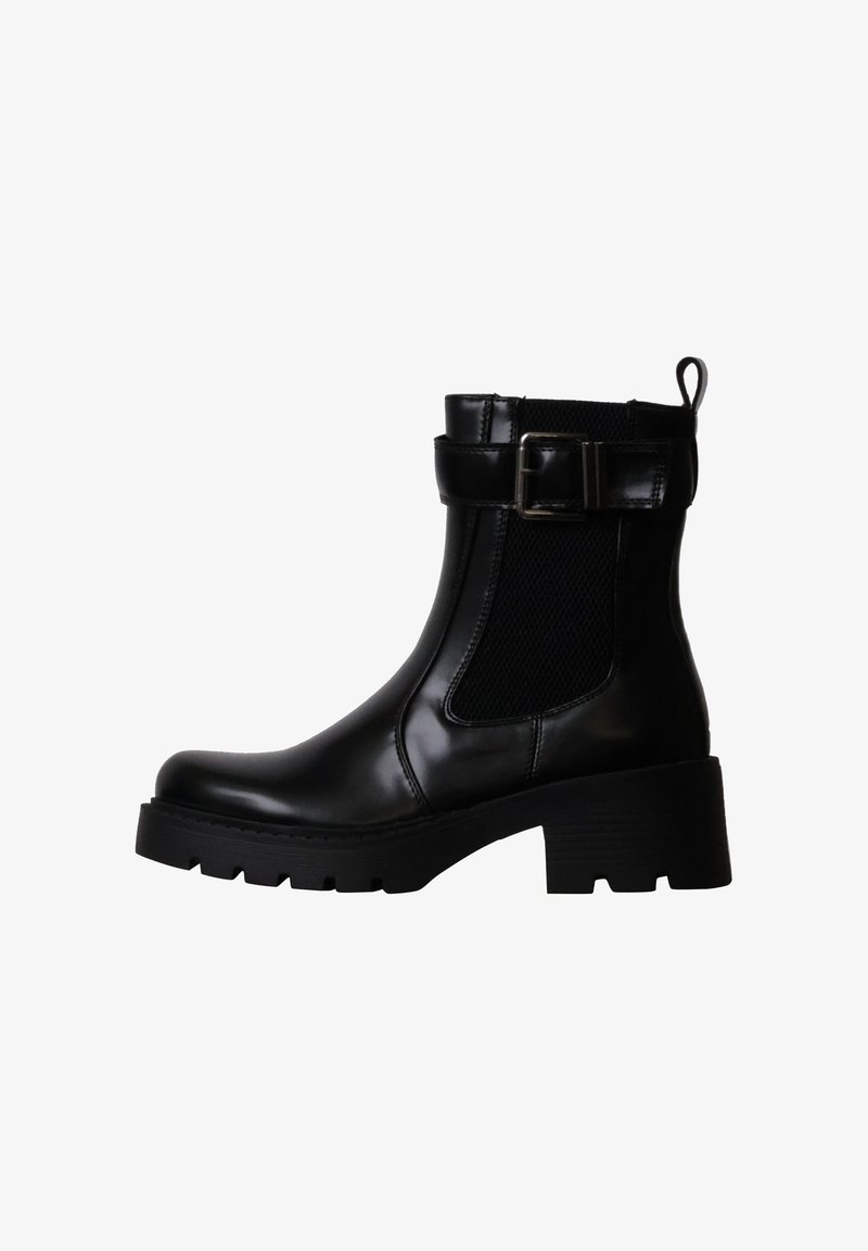 Bottine noire en cuir avec talon épais, panneau élastique latéral, bride réglable avec boucle et languette à l’arrière.