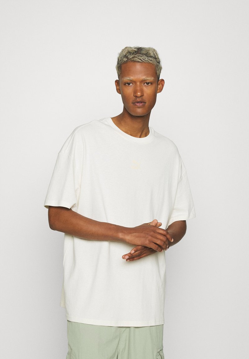 Puma CLASSICS BOXY TEE - T-Shirt print - off-white