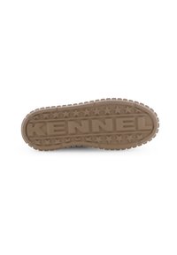 Braune Gummisohle mit erhabenen Sternmustern und "KENNEL" in großen Buchstaben geprägt, ausgestattet mit tiefen Profilen für besseren Halt.