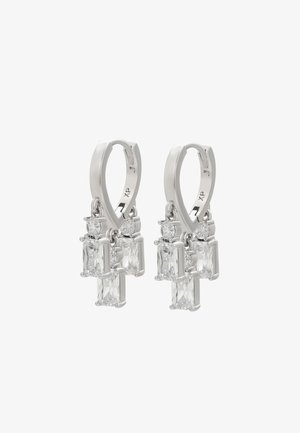 Cercei din argint în formă de cerc, cu trei cristale clare rectangulare suspendate și un cristal rotund în partea de sus, cu finisaj lustruit.