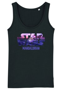 Černý tílko s logem "Star Wars: The Mandalorian" v gradientní fialové a modré barvě, s designovým prvkem postavy v pódium.