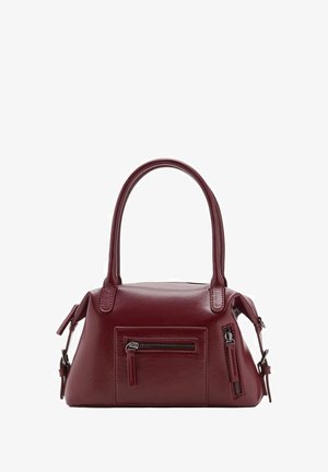 Bordo usnjena torbica z dvema zgornjima ročajema, sprednjim žepom na zadrgo, stranskima zadrgama in podrobnostmi s sponkami na belem ozadju.