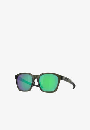 Lunettes de soleil carrées avec une monture olive translucide et des verres miroités verts. Présente un accent noir sur les tempes.