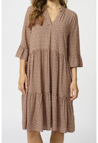Vestido marrón con lunares negros, escote en V y mangas de tres cuartos. Cuenta con un dobladillo con volantes y diseño en capas. Textura de tela suave.