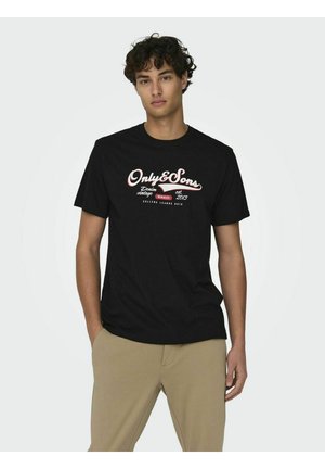 Camiseta de algodón negra con gráfico en blanco y rojo que presenta el texto "Only&Sons", con un corte relajado y mangas cortas. Color sólido, sin patrones.