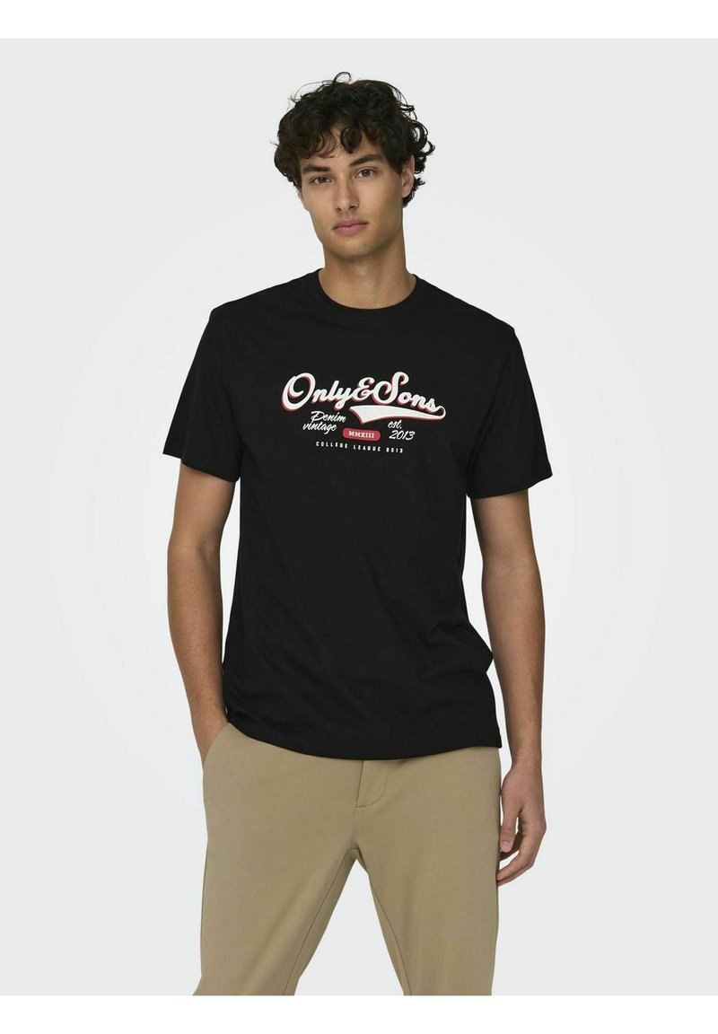 Camiseta de algodón negra con gráfico en blanco y rojo que presenta el texto "Only&Sons", con un corte relajado y mangas cortas. Color sólido, sin patrones.