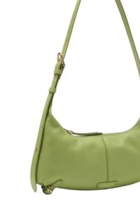 Borsa a spalla verde in pelle con forma curva, superficie texture, tracolla regolabile e dettagli in zip color oro. Nessun marchio visibile.