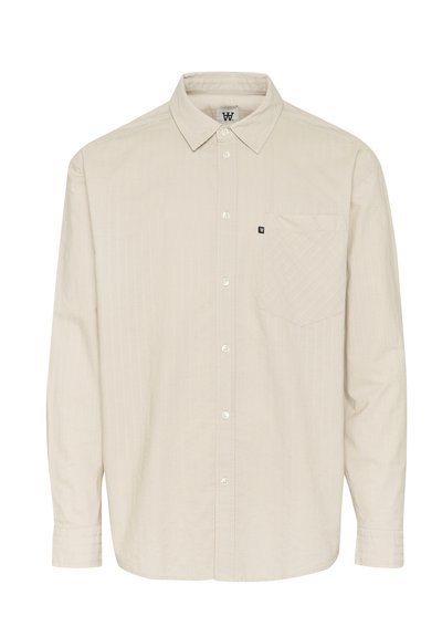 Chemise beige à manches longues avec col, présentant un motif discret de rayures verticales et une poche poitrine. Conçue avec une coupe décontractée.