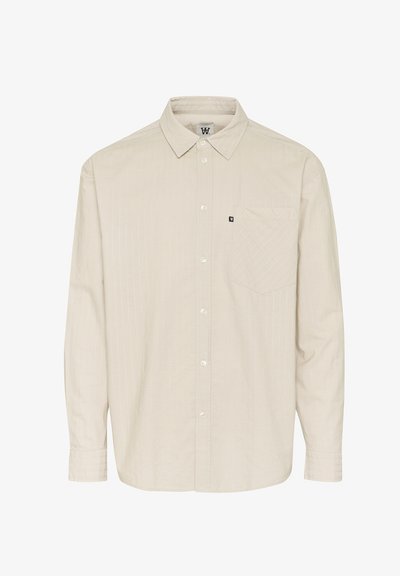 Chemise beige à manches longues avec col, présentant un motif discret de rayures verticales et une poche poitrine. Conçue avec une coupe décontractée.