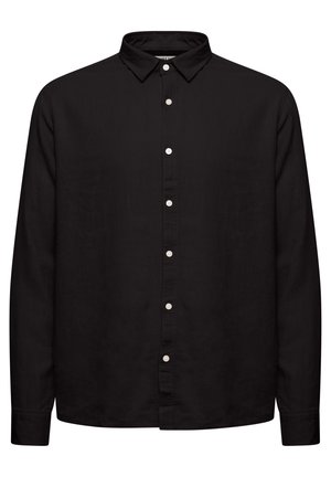 Chemise noire à manches longues en tissu léger, avec un col boutonné et des boutons blancs le long de la patte de boutonnage.
