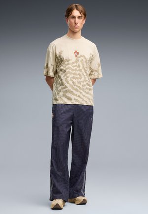 Puma, PORTUGAL  X SALEHE BEMBURY KING TEE - T-shirt imprimé - alpine snow