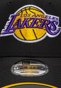Μαύρο ρυθμιζόμενο καπέλο με κεντημένο λογότυπο των Los Angeles Lakers σε μοβ και κίτρινο, με γραφικό μπάλας μπάσκετ, επιγραφή "9FORTY".