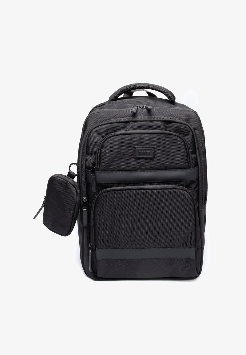 Mustast kangast seljakott mitme lukuga taskuga, tekstureeritud viimistlus ja eemaldatav kott külje peal. Pehmendatud käepide mugavaks kandmiseks.