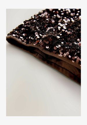 Pochette en tissu marron ornée de sequins superposés, avec une texture douce et un bord replié, réfléchissant diverses teintes à la lumière.