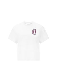 T-shirt blanc à manches courtes en coton, avec un design imprimé de bottes de cowboy violettes et rouges sur la zone gauche de la poitrine.