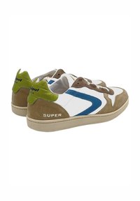 Sneaker multi-colore con pelle bianca, camoscio marrone e un accento verde. Include elementi di design blu e branding sul tallone.