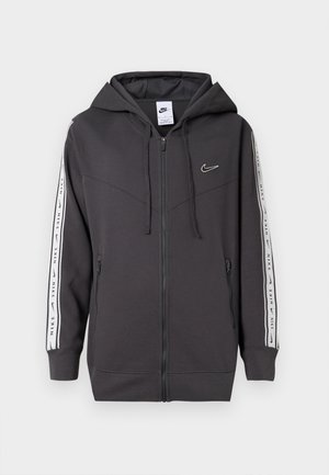 Tmavě šedá mikina na zip s kapucí na šňůrku, která má malé logo na hrudi a kontrastní bílou logo pásku podél rukávů.
