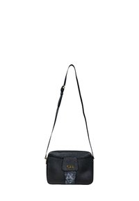 Borsa a tracolla nera in materiale sintetico con una texture liscia, chiusura con zip, tracolla regolabile e dettaglio del logo dorato sul frontale.