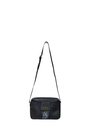 Borsa a tracolla nera in materiale sintetico con una texture liscia, chiusura con zip, tracolla regolabile e dettaglio del logo dorato sul frontale.
