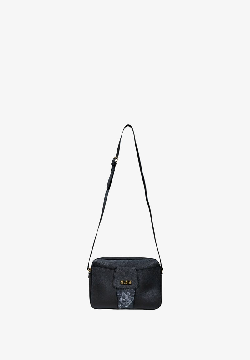 Borsa a tracolla nera in materiale sintetico con una texture liscia, chiusura con zip, tracolla regolabile e dettaglio del logo dorato sul frontale.