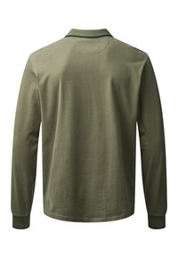 Olive roheline pikakä sleeves polo särk tumedate ääristega krae ja randmete ümber, nähtav tagant valgel taustal.