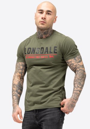 NORMALE PASSFORM CRANTOCK - Print T-shirt - olive black red
