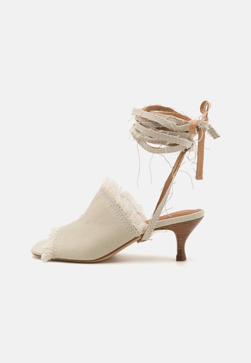 Filippa K - FRINGED MULES - Sandales - beige, Palielināt