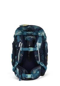 Navyblaue Tasche mit sternenmuster. Verfügt über verstellbare Träger, gepolsterten Rücken und Mesh für Atmungsaktivität. Enthält Hardware in Türkis.