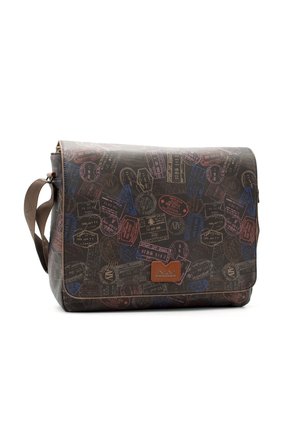 Prostokątna brązowa torba na ramię z regulowanym paskiem, pokryta kolorowymi wzorami międzynarodowych stempli podróżnych oraz małą skórzaną naszywką marki z przodu.