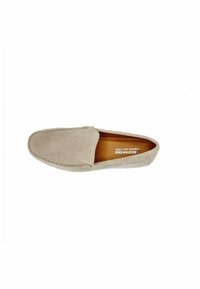 Zapato beige de ante tipo slip-on con punta redondeada, detalles de costura a lo largo del borde y un interior de cuero suave. Sin hardware ni acentos visibles.