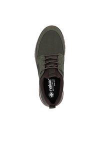 Grön sneaker med övre av nätmaterial och syntetiska detaljer. Har bruna snören, en vadderad krage och en gummisula med mönstring.