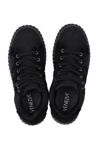 Schwarze Sneakers aus einer Kombination von strukturiertem Wildleder und glattem Leder. Sie verfügen über eine Schnürverschluss, eine runde Zehenpartie und Gummisohlen mit ausgeprägtem Profil.