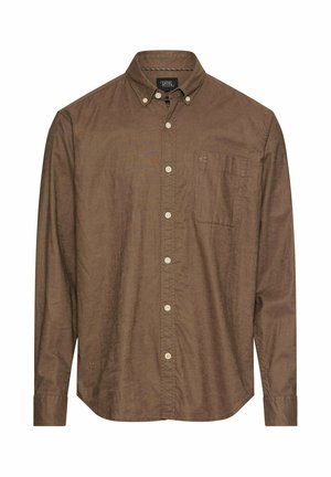 Brązowa koszula na długi rękaw z guzikami, kołnierzyk zapinany na guziki i pojedyncza kieszeń na piersi po lewej stronie.
