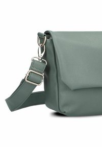 Grüne Leder-Schultertasche mit strukturiertem Finish, ausgestattet mit einem Klappverschluss und einem verstellbaren Schulterriemen mit metallischen Hardware-Akzenten.
