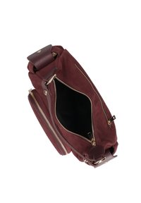 Borsa in suede bordeaux con cerniere dorate, dettagli in pelle, due tasche con zip esterne e un ampio interno con fodera nera.