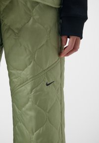 Nike Sportswear ESSENTIAL PANT - Teplákové kalhoty - oil green/black