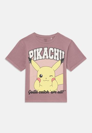 Fioletowa koszulka z krótkim rękawem z wizerunkiem Pikachu mrugającego oraz napisem "PIKACHU" i "Musisz je wszystkie złapać!" na froncie.